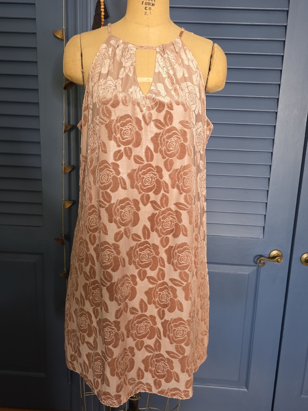 NWT Candie's Floral Velvet Keyhole Halter Swing Dress Size [Insert Size]Descript
